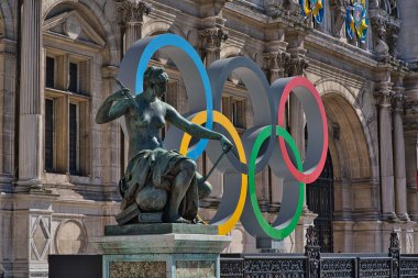 Fransa 'nın başkenti Paris' teki Ville Oteli 'nin önündeki Olimpiyat Halkaları yakınlarında bir kadın heykeli.