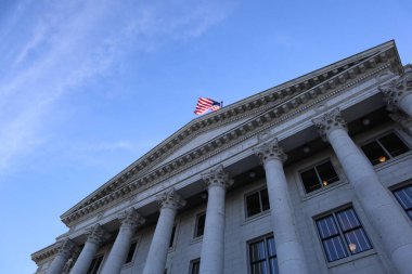 Utah Eyalet Kongre Binası 'nın alçak açılı görüntüsü. Salt Lake City, ABD.