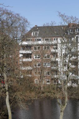 Göldeki ağaçlardan yapılmış güzel bir apartman manzarası.