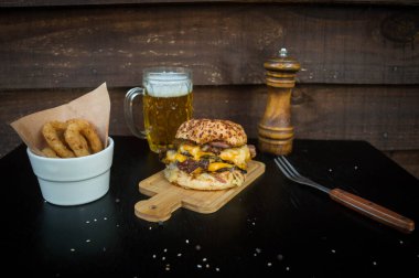 Lezzetli bir hamburgerin yakın çekimi.