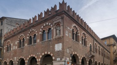 İtalya 'nın Verona şehrinde güzel bir Domus Mercatorum manzarası.