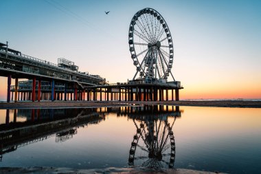 Hollanda, Lahey 'de günbatımında Scheveningen İskelesindeki dönme dolabın uzak bir görüntüsü