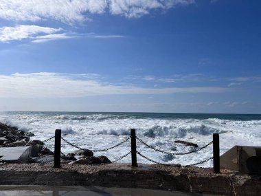 Kayalık bir kıyıya yakın okyanus manzarası.