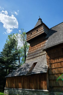 Polonya 'nın Grywald kentindeki Aziz Martin Kilisesi' nin dikey yakın çekimi.