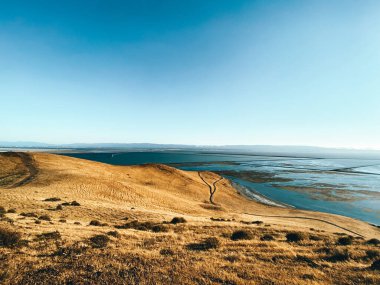 Mavi gökyüzünün altındaki muhteşem çakal tepelerinin manzarası.