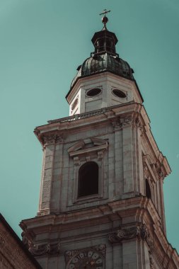 Avusturya 'daki güzel antik kilisenin dikey görüntüsü.