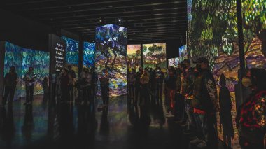 St. Petersburg, Florida 'daki Salvador Dali Müzesinde Van Gogh Sergisi' nin keyfini çıkaran turistler