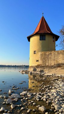 Lindau 'daki Kule Pulverturm Bodensee suyunda yansıyor.