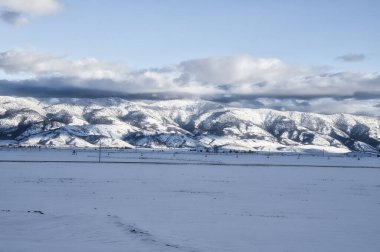 Kasvetli bir günde karlı bir dağ sırası