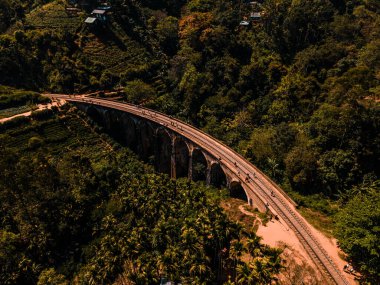 Ella, Sri Lanka 'daki Nine Arch Köprüsü' nün insansız hava aracı görüntüsü.