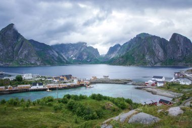 Norveç 'teki Lofoten takımadalarında adaları ve yüksek dağları çevreleyen bir okyanus suyu.