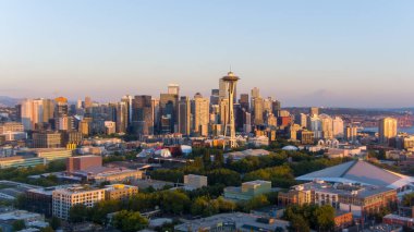 2021 Ağustosunun günbatımında Seattle, Washington ufuk çizgisi ve şehir manzarasının panoramik bir görüntüsü