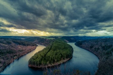 Almanya 'nın Thüringen eyâletinde, Harz dağlık kesiminde bir nehir.