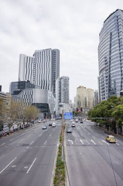 COVID-19 tecridi nedeniyle Şangay şehir merkezinde yüksek binalar ve hafif trafik var.