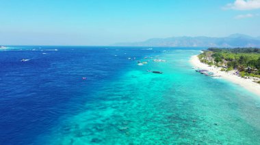 Maldivler 'deki güzel turkuaz okyanusun havadan görünüşü.