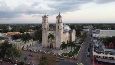 Guanajuato Kilisesi 'nin Meksika sokaklarında arabalarla çekilmiş güzel bir fotoğrafı.