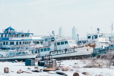 Birçok eski terk edilmiş gemi bir yaz günü limana park ediyor.