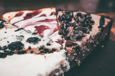 Masadaki peynirli keklerin seçici odak noktası.