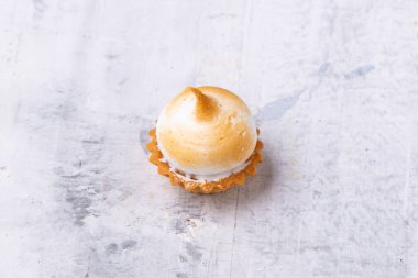 Açık yüzey üzerinde Mini Limonlu Kremalı Turta 'nın üst görüntüsü.