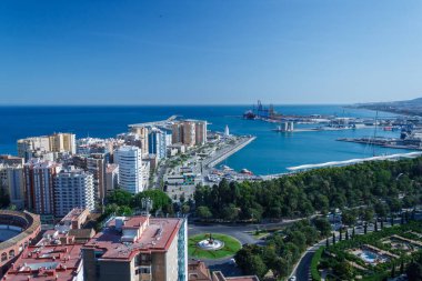 İspanya 'nın bir şehir ve belediyesi olan Malaga' da deniz ve modern mimari manzarası