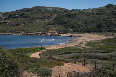 İspanya, Balear Adaları, Menorca 'da güzel bir plaj manzarası.