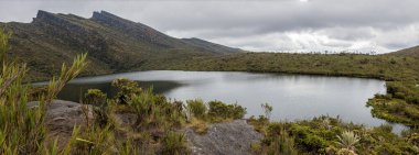 Bulutlu gökyüzü altında And Buzulu Siecha Gölleri 'nin (Lagunas de Siecha) panoramik bir görüntüsü, Kolombiya' nın Cundinamarca kentindeki Chingaza Doğal Parkı