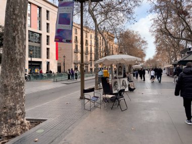 Barselona 'da halka açık bir sokakta yürüyen insanlar