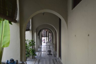 Malezya 'nın ünlü tarihi kenti Penang' da zarif bir kemer yolu.