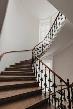 Pencereli, modern bir evde merdiven manzarası.