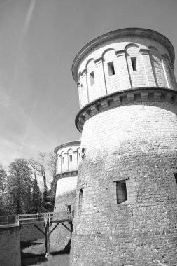 Lüksemburg 'daki Mudam Modern Sanat Müzesi' nin dikey gri tonlu görüntüsü.