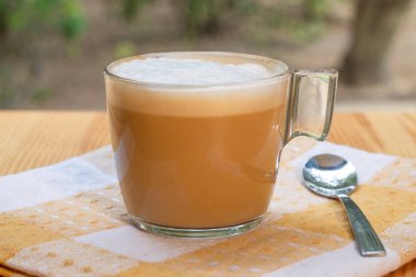 Masada bir bardak kahve.