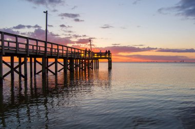 Daphne, Alabama Bayfront Park 'taki Mobile Bay' de gün batımının manzarası.
