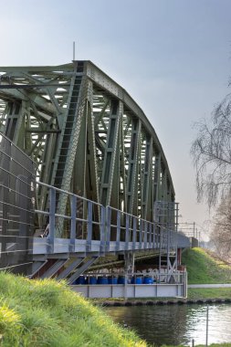 Hollanda 'da Wilhelminakanaal üzerinden geçen bir tren köprüsünün dikey görüntüsü.