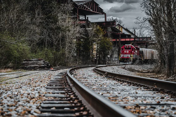 Uma Vista Dos Trilhos Uma Locomotiva Vermelha Que Chega Estação — Fotografia de Stock