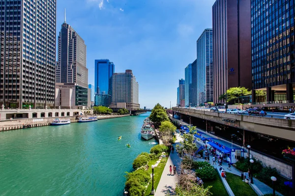 昼間の高層ビルの間のシカゴ川の景色 — ストック写真