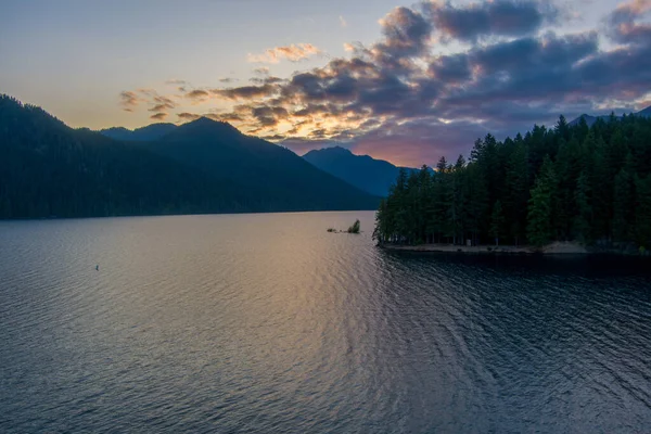 Воздушная Съемка Озера Кушман Олимпийских Гор Штата Вашингтон Закате — стоковое фото