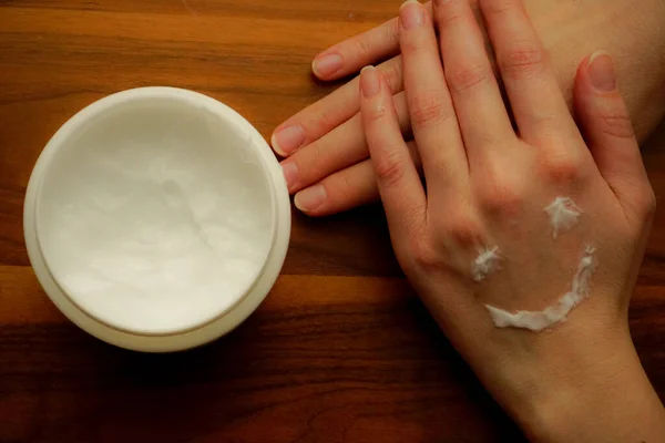 Una Toma Vista Superior Una Mujer Pintando Crema Manos Mano — Foto de Stock