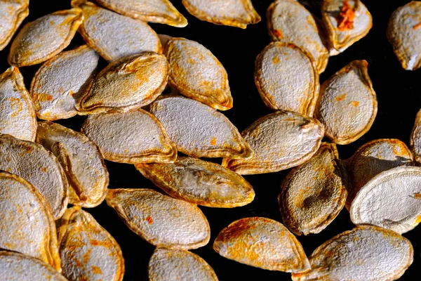 Een Close Van Geroosterde Pompoenpitten Een Zwarte Achtergrond — Stockfoto