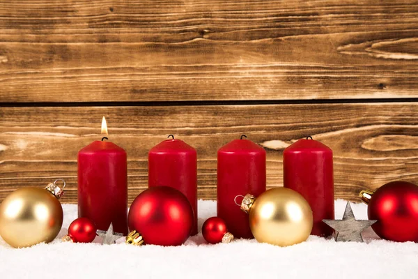 Červené Svíčky Vánoční Koule Dřevěném Pozadí Sněhu — Stock fotografie