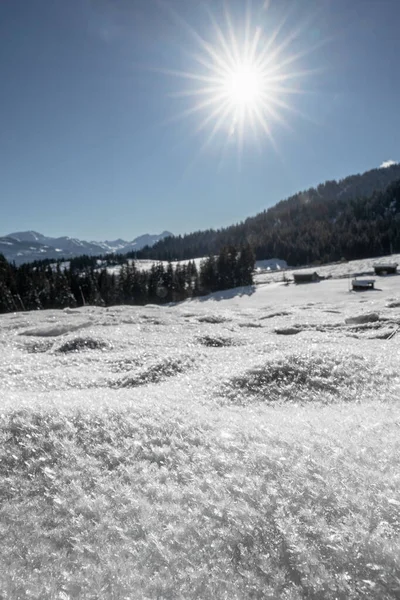 スイスのグラウビュンデン州スルセルヴァ地方の自治体ラアックスでの雪の垂直写真 — ストック写真