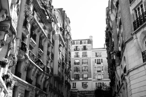 Paris Fransa Nın Eski Güzel Binalarının Düşük Açılı Görüntüsü Gri — Stok fotoğraf