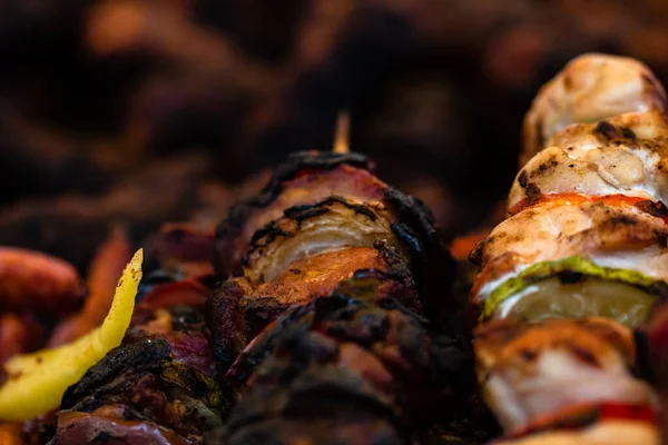 Een Close Shot Van Gegrild Vlees Groente Kebab Een Barbecue — Stockfoto