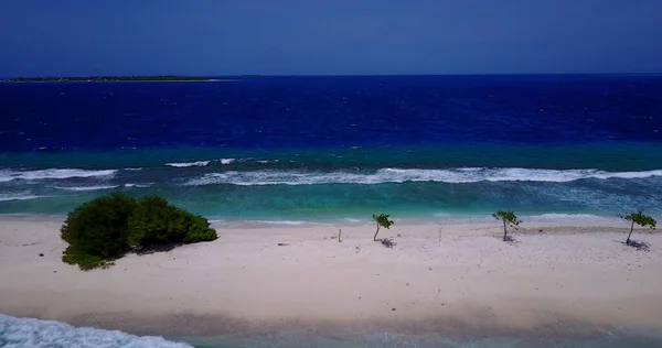 Een Betoverend Uitzicht Een Prachtige Zeegezicht Onder Een Blauwe Lucht — Stockfoto