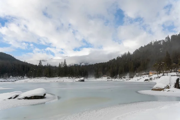 Svislá Fotografie Jezera Caumasee Poblíž Flims Grisons Švýcarsko Sněhu — Stock fotografie