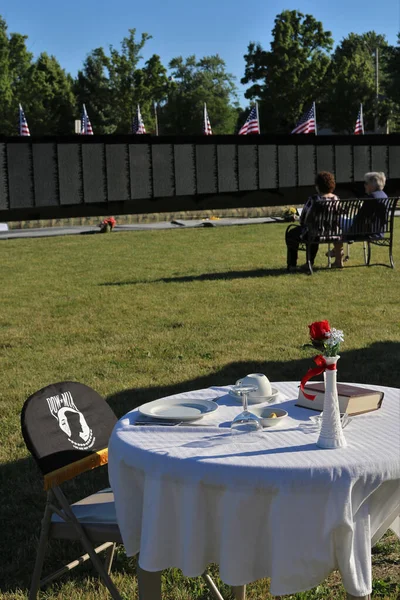 Vertical Shot Vietnam Veterans Memorial Wall Medina Two Females Sitting — Stock Photo, Image