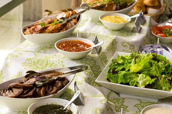 Ein Tisch Mit Gegrilltem Fleisch Soßen Und Gemüse — Stockfoto