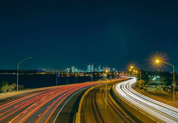 Den Perth Staden Ljus Spår Vid Den Mörkblå Natten Lång — Stockfoto