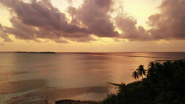 Una Splendida Vista Mare Calmo Sotto Cielo Nuvoloso Tramonto Asia — Foto Stock