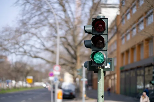 Egy Fénykép Közlekedési Lámpákról Egy Zöld Lámpás Városban — Stock Fotó