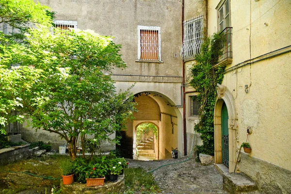 Una Bella Piazzetta Con Alberi Vecchie Case Nel Paese San — Foto Stock